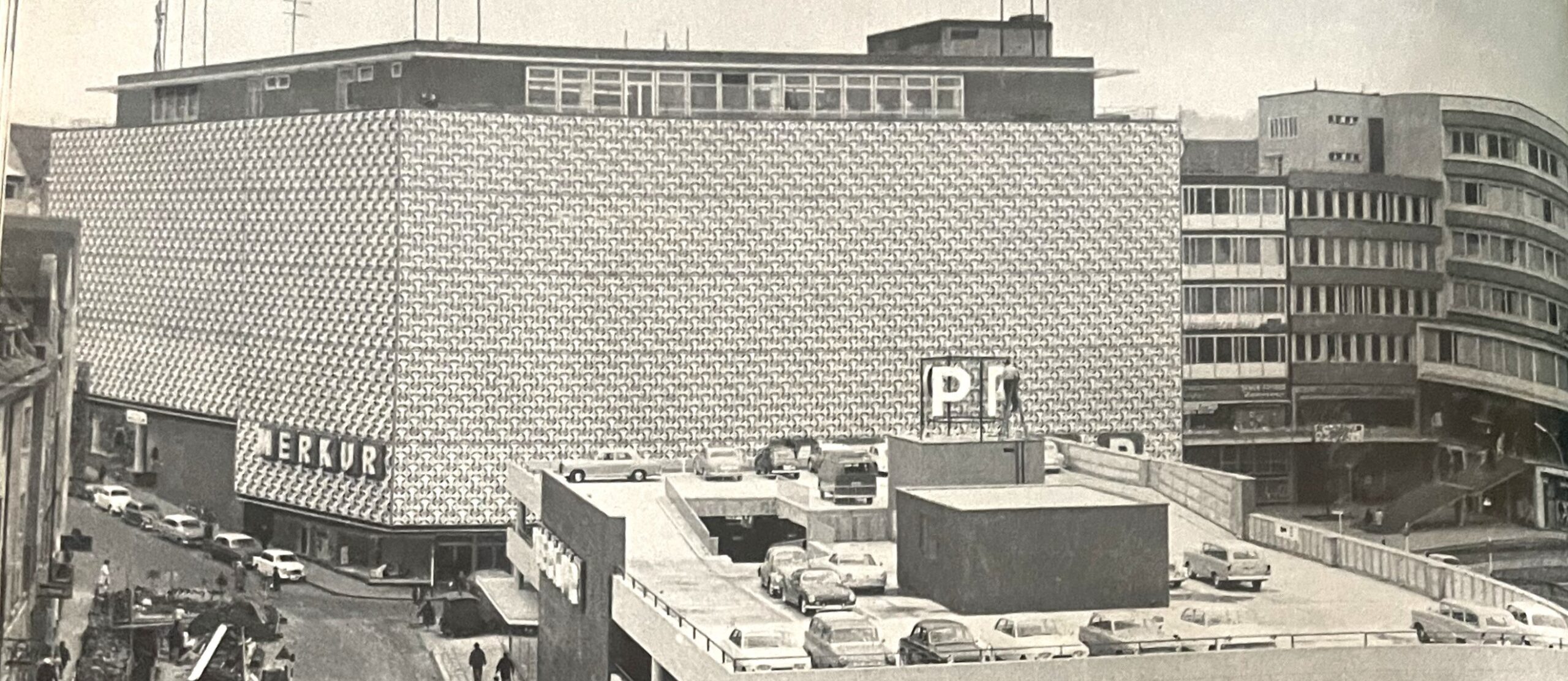 .... und daher kann die Fassade geschlossen bleiben. Dies wurde jedoch von deutschen Architekten mißverständlich auf Innenstädte übertragen. (Egon Eiermann, Warenhaus Merkur, Stuttgart, 1959-61, aus "Der Einblick")
