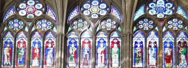 Abttei St. Denis bei Paris, 12. Jh. Fenster innen (c) Wiki Commons