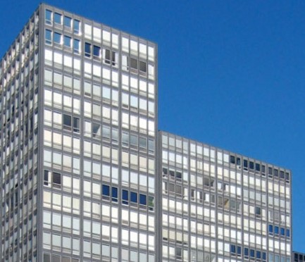 Mies van der Rohe, Lake shore drive apts, Chicago (c) Wiki Commons