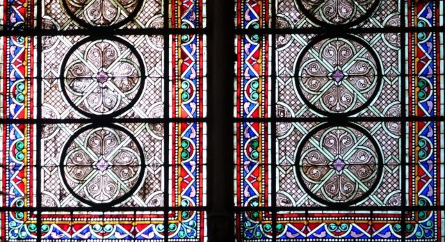 Paris, St-Denis, Glasfenster (c) Wiki Commons_ShiftN