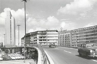 Blick auf die westl. Abfahrt der Hochstraße an der Berliner Allee. Im Hintergrund das Dreischeiben-Hochhaus (Foto Dolf Siebert, 1963). (c) Stadtarchiv Düsseldorf