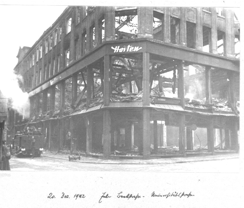 Zerstörtes Kaufhaus Horten in Duisburg 1942 (c) Hoeres