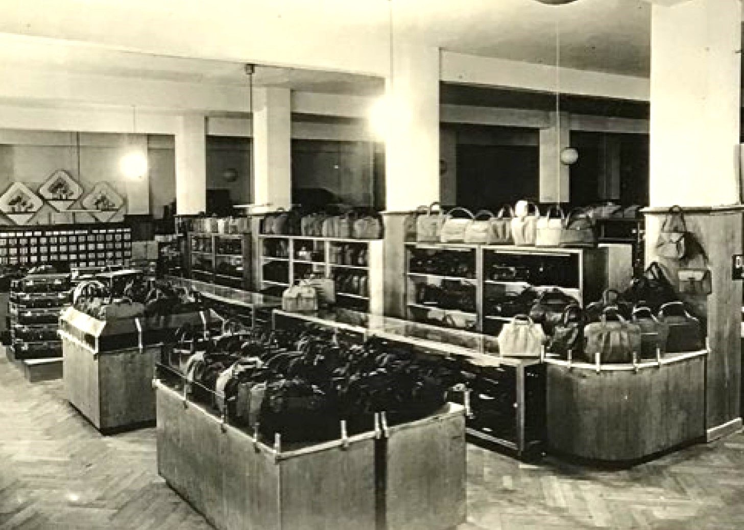 Lederwarenabteilung im Kaufhaus Horten in Duisburg 1948 (c) Hoeres, RWWA 562-134-7, Rheinisch Westfälisches Wirtschaftsarchiv Köln.