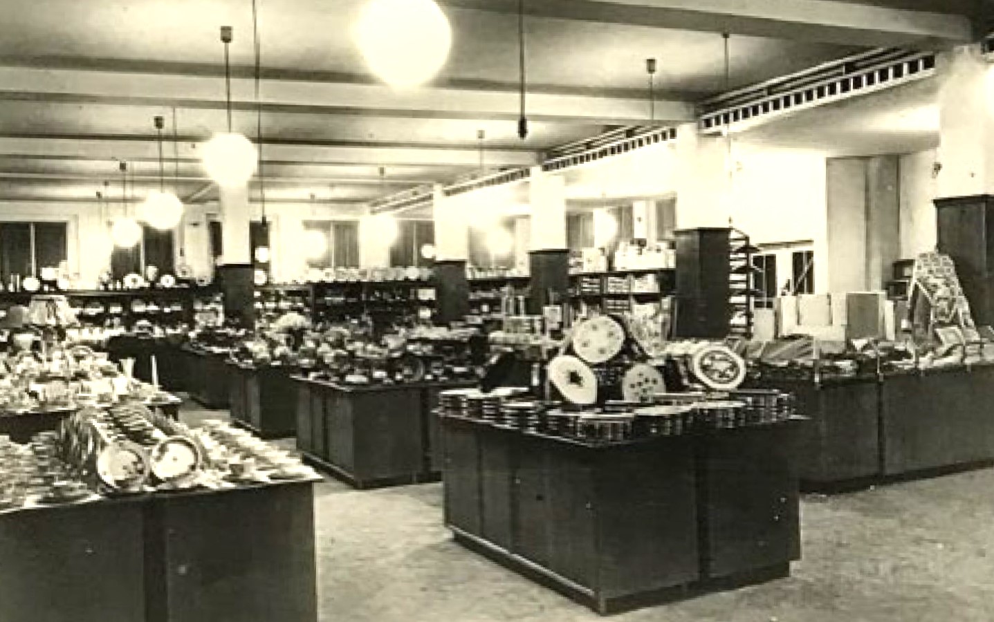 Porzellanabteilung im Kaufhaus Horten in Duisburg 1948 (c) Hoeres, RWWA 562-134-7, Rheinisch Westfälisches Wirtschaftsarchiv Köln.