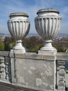 Johann Ferdinand Hetzendorf von Hohenberg, Vasen auf der Attika der Gloriette im Schlosspark von Schönbrunn, 1775 (c) Matthias Boeckl