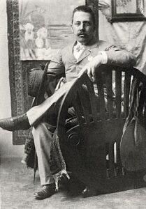 Josef Hoffmann in seinem Ateliersessel bei Kolo Moser 1898 © ÖNB 95172B
