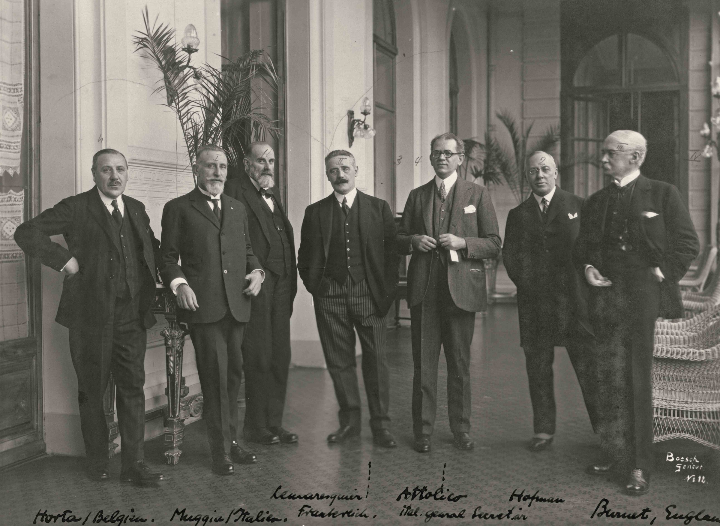 Die urpsprüngliche Jury des Völkerbundpalast-Wettbewerbs 1024-26 (v.l.n.r.): V. Horta (Belgien), A. Muggia (Italien), K. Moser (Schweiz), Ch. Lemaresquier (Frankreich), B. Attolico (Völkerbund), J. Hoffmann (Österreich) und J. Burnet Vereinigtes Königreich) © ETH Zürich