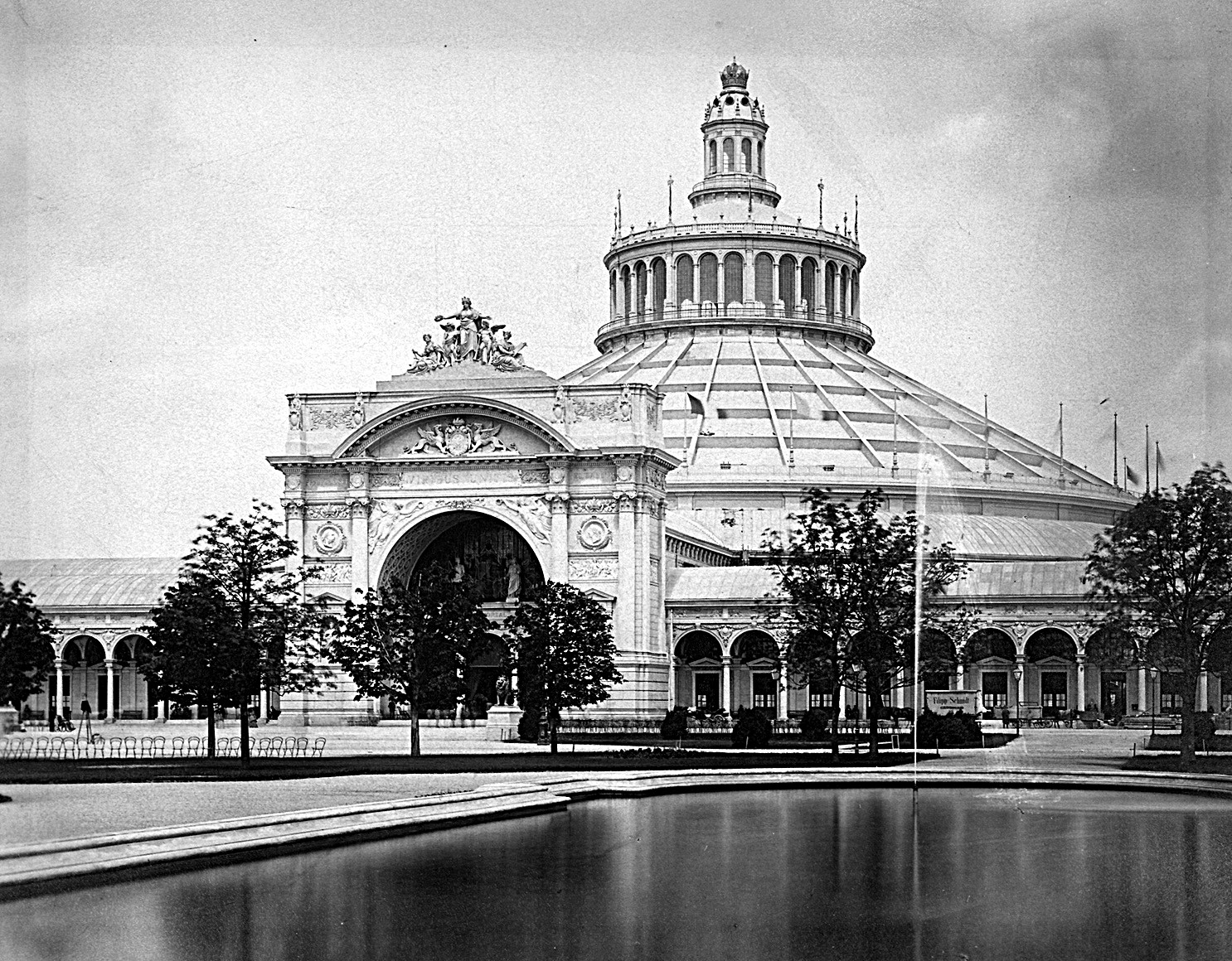 Michael Frankenstein, Wiener Weltausstellung, Ansicht der Rotunde mit dem Schwanenbassin, Fotografie, 1873, MAK, Wien, KI 2903-1428