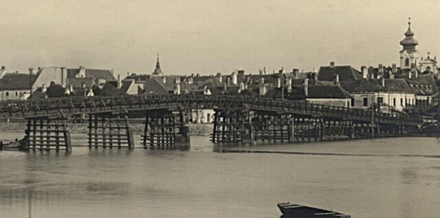 Die hölzerne Fußgängerbrücke über die Donau bei Györ/Raab (1905-1928) © regigyor.hu