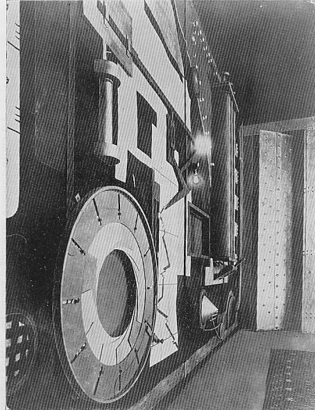Friedrich Kiesler, „elektro-mechanisches“ Bühnenbild für W.U.R. von Karel Čapek, Berlin, 1923